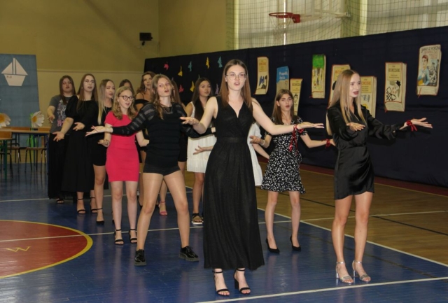 uczniowie tańczą do piosenki Mamma Mia