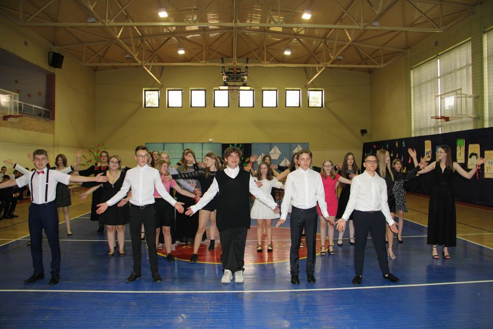 uczniowie tańczą do piosenki Mamma Mia