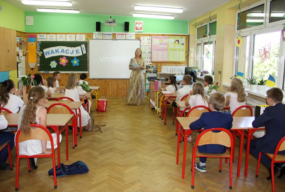 Wychowawca mówi do swojej klasy