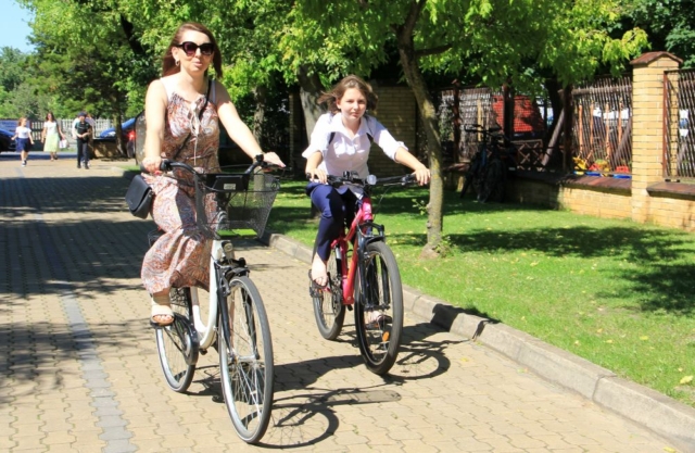Uczennica z mamą jadą na rowerach
