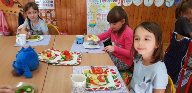 Dzieci robią kolorowe kanapki
