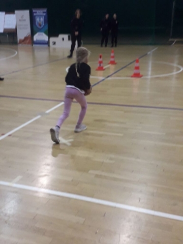 Dziewczynka biegnie z piłką