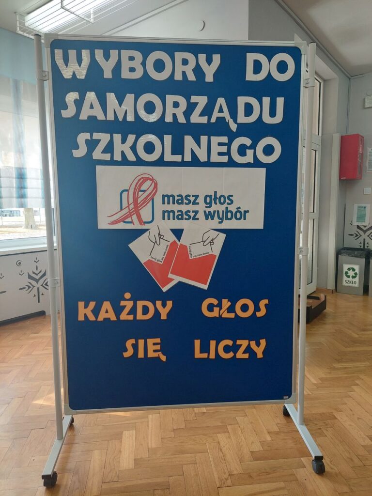 Tablica z napisem Wybory do Samorządu Uczniowskiego