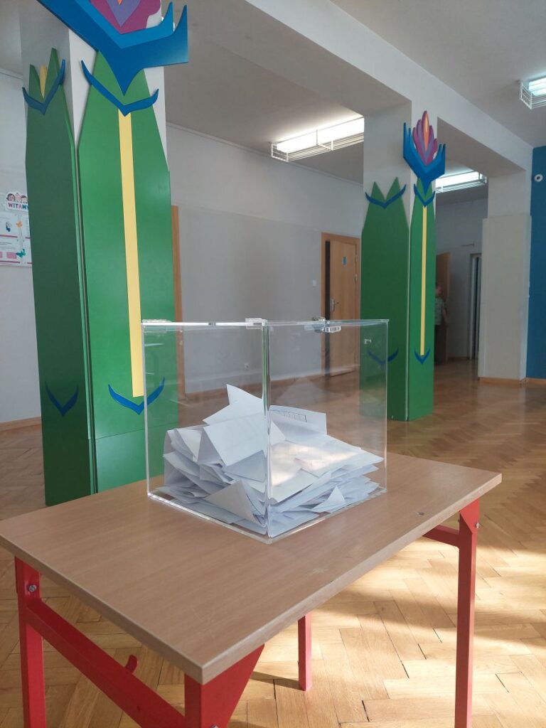 Urna wyborcza stojąca na stoliku