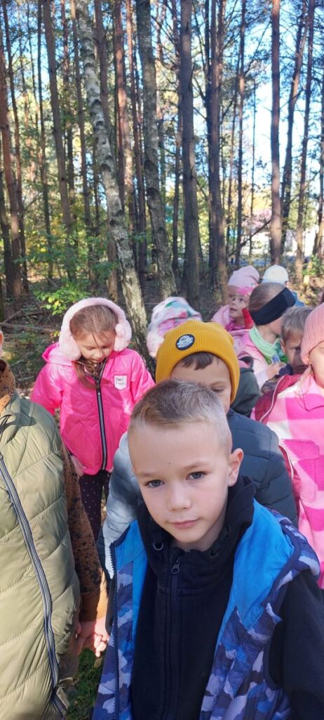 Uczniowie wędrują do lasu