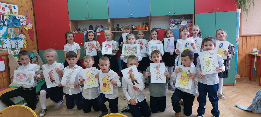 Uczniowie klasy Ia prezentują namalowane prace