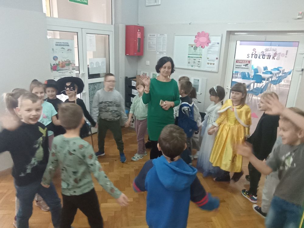 Dzieci z klasy IIa wraz z wychowawczynią tańczą w rytm muzyki