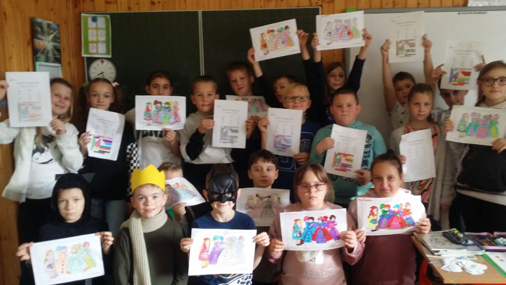 Dzieci pokazują prace kolorowanki