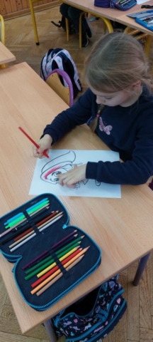 Dziewczynka maluje Czerwonego Kapturka