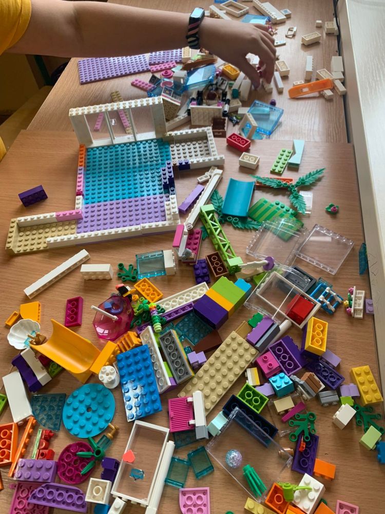 Kolorowe klocki Lego na stoliku