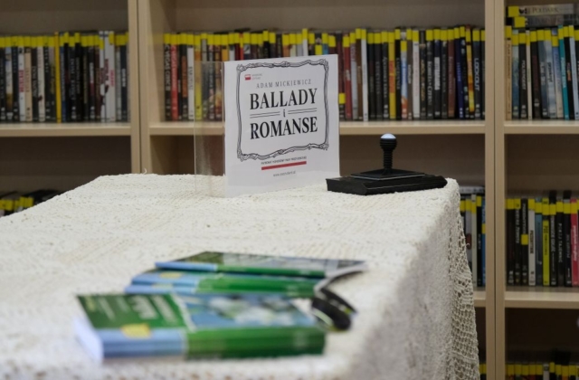 Stół z egzemplarzami "Ballad i romansów"