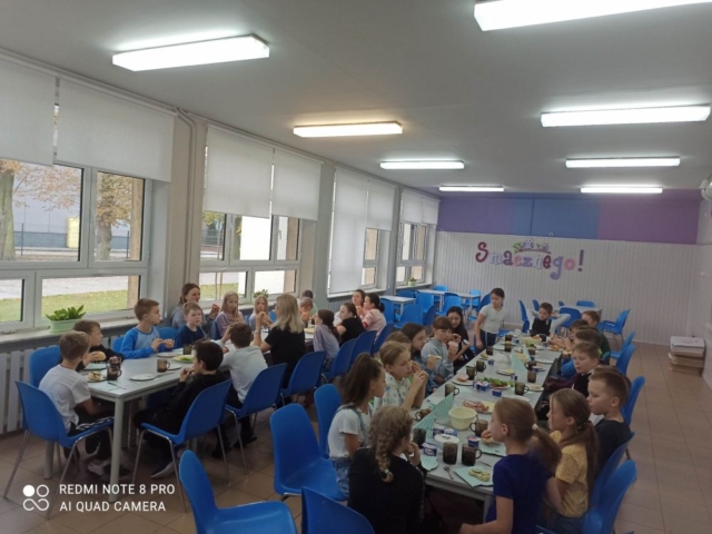 Uczniowie jedzą śniadanie