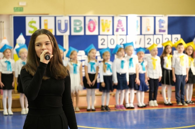przewodnicząca samorządu uczniowskiego śpiewa
