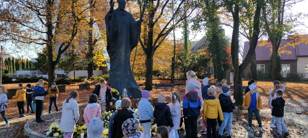 Uczniowie przy pomniku Jana Pawła II