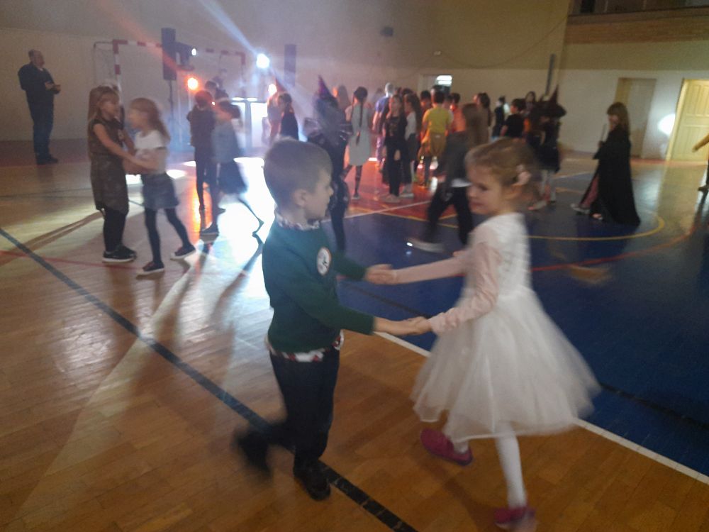 chłopiec i dziewczynka tańczą