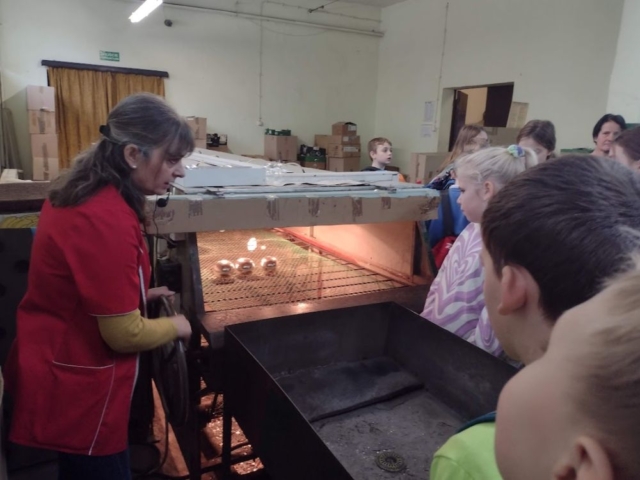 Pracownik opowiada dzieciom o procesie srebrzenia