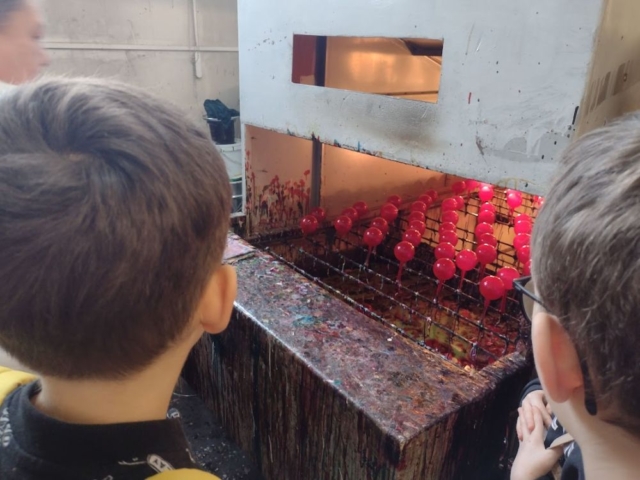 Dzieci przyglądają się procesowi produkcji bombek