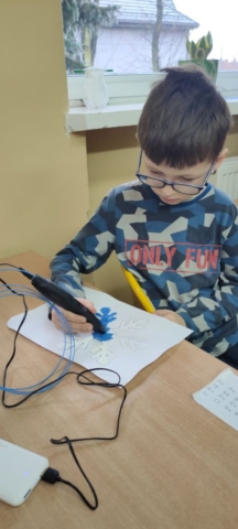 Chłopiec tworzy długopisem 3D
