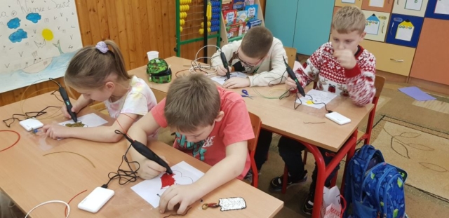 Dzieci wykonują ozdoby świąteczne długopisami 3D