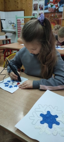 Dziewczynka tworzy ozdoby długopisem 3D