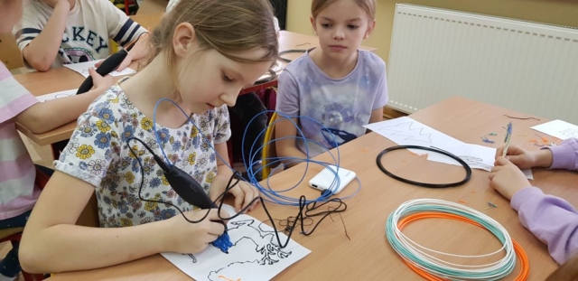 Dziewczynki wykonują ozdoby świąteczne długopisami 3D