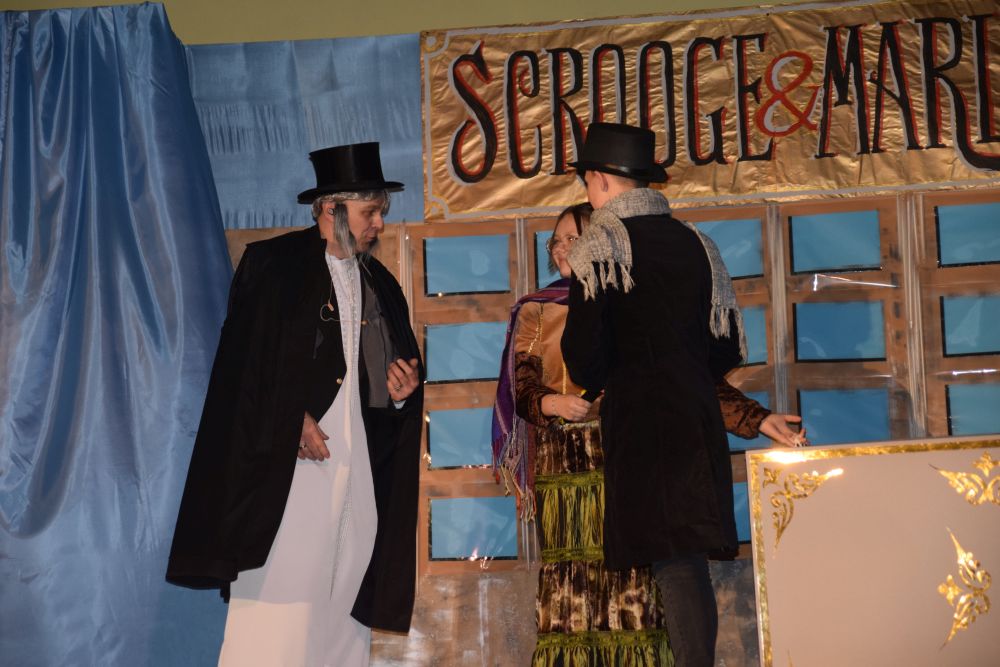Scrooge odwiedza rodzinę pracownika Boba Cratchita.