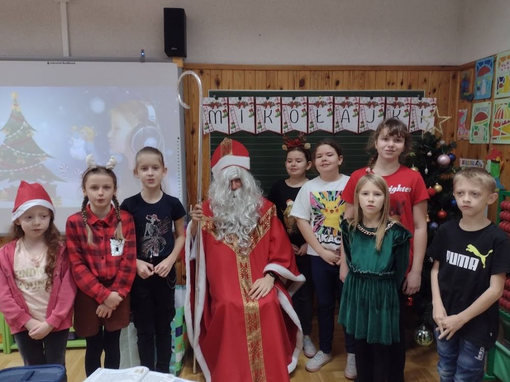 Dzieci stoją wokół Św. Mikołaja