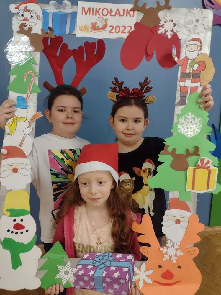Dzieci w świątecznej ramce.