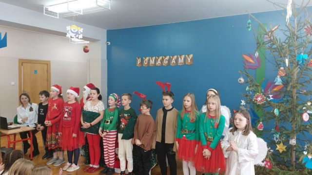 Uczniowie w trakcie przedstawienia o tematyce świątecznej