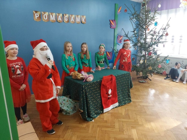 Uczniowie w trakcie przedstawienia o tematyce świątecznej