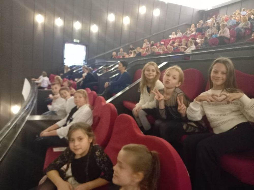 Drugiego grudnia 2022 roku uczniowie klas czwartych uczestniczyli w wycieczce do Teatru Wielkiego w Łodzi. Obejrzeli przepiękny balet w reżyserii Witolda Borkowskiego zatytułowany ,,Królewna Śnieżka i siedmiu krasnoludków”.  Czwartoklasiści byli pod ogromnym wrażeniem, tym bardziej, że oglądali spektakl zasiadając w lożach. Niesamowite emocje to zasługa melodyjnej i rytmicznej muzyki, iskrzącej humorem i dowcipem, malowniczej inscenizacji oraz ujmującej choreografii stworzonej przez słynnego polskiego tancerza i choreografa Witolda Borkowskiego. Słynna baśń braci Grimm opowiada o losach dobrej i pięknej, lecz znienawidzonej przez złą macochę Śnieżki. Królewna Śnieżka spotyka na swej drodze siedmiu krasnoludków, w których każdy widz może znaleźć cechy samego siebie. Mimo, że Śnieżka zjada zatrute jabłko, wszystko dobrze się kończy. Baletowa bajka od pokoleń dla wszystkich pokoleń. Królewna Śnieżka z muzyką Bogdana Pawłowskiego na scenie Teatru Wielkiego pojawiła się w 1970 roku i od razu zyskała ogromny aplauz publiczności, nikt nie przypuszczał, że pobije wszelkie rekordy               i pozostanie na scenie przez prawie pół wieku! Do tej pory miała już około 40 premier na czterech kontynentach i przyniosła autorowi ogromną popularność oraz niesłabnącą sympatię młodych widzów.                                                                                                                                    Aleksandra Gorzelak-Dylak
