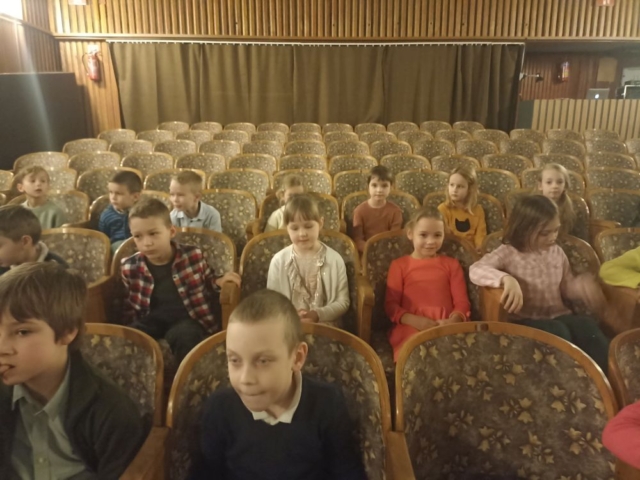 Dziewczynki i chłopcy oglądają przedstawienie