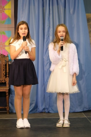 Dziewczynki z Ukrainy śpiewają kolędę