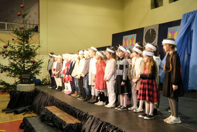Dzieci na scenie śpiewają kolędę
