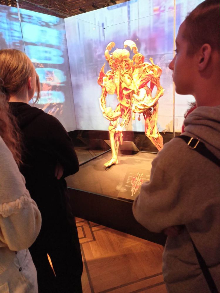 Uczniowie oglądają eksponaty na wystawie