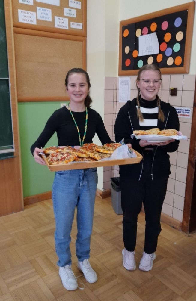 Uczennice z Samorządu Uczniowskiego z pizzą