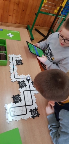 Uczniowie do tarasy dołączają puzzle 3D
