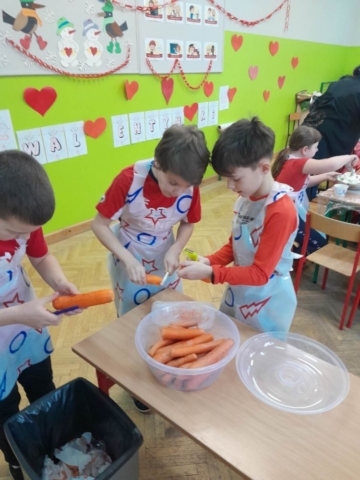 Dzieci obierają marchew i jabłka