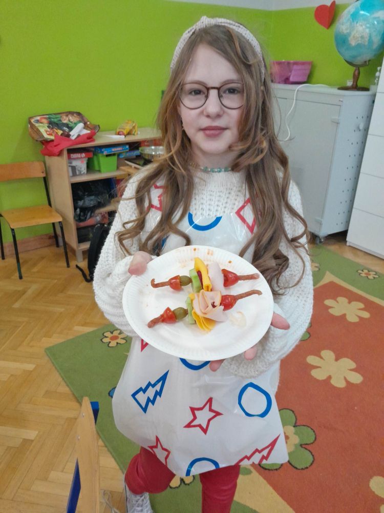 Dzieci pokazują zrobione prze siebie kanapki