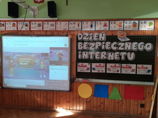 nauczyciel online zadaje pytania do dzieci
