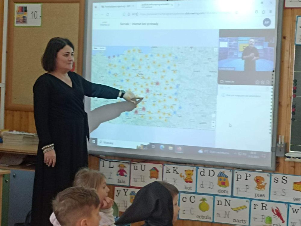 nauczycielka pokazuje naszą miejscowość na mapie szkół uczestniczących w lekcji
