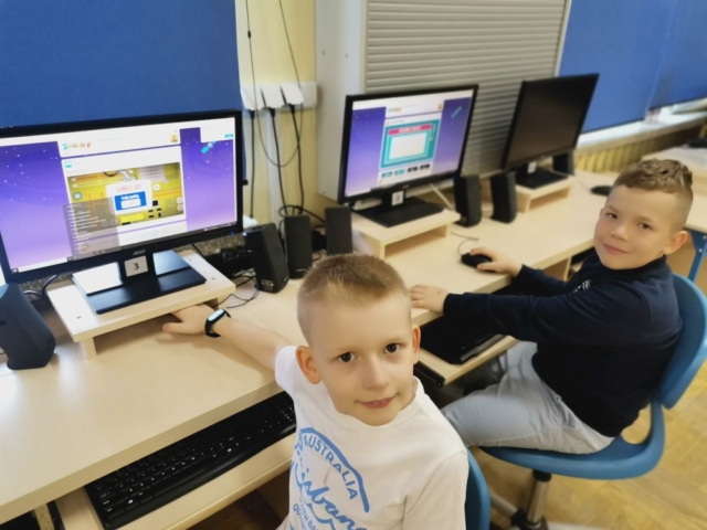 Dwóch chłopców przy komputerach.
