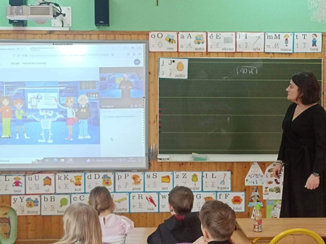 wychowawca koordynuje lekcję online w klasie