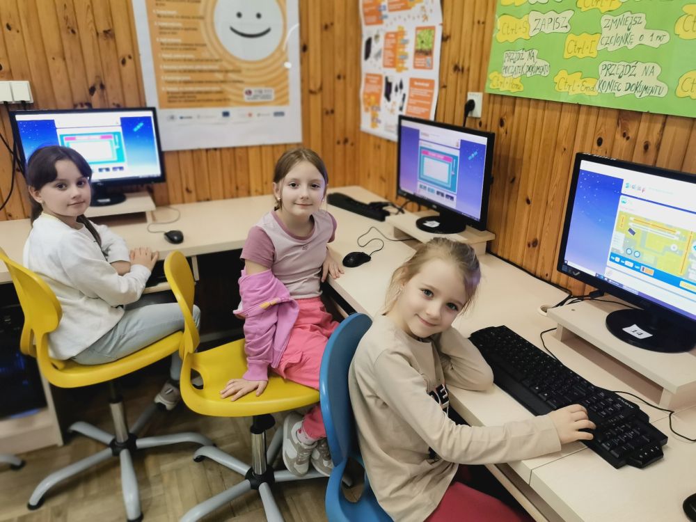 Dziewczynki przy komputerach.