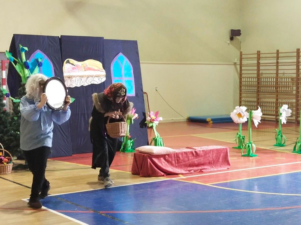 Uczniowie odgrywają scenkę do przedstawienia.