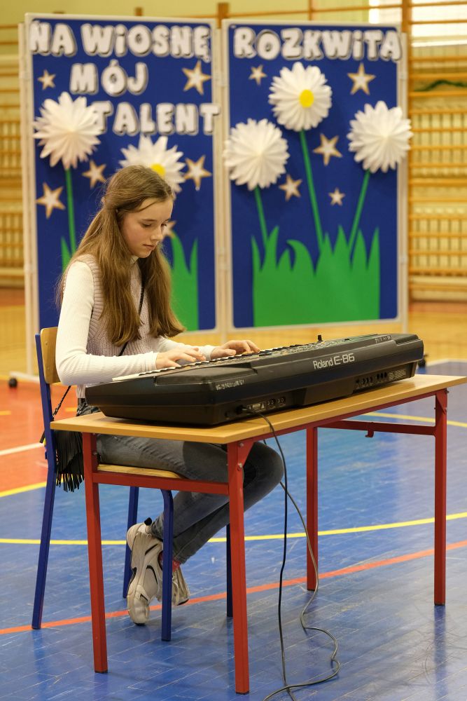 Uczennica gra na keyboardzie