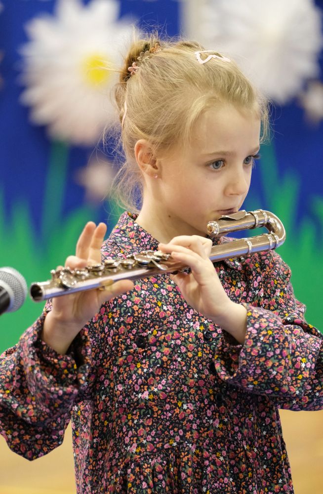 Uczennica gra na flecie poprzecznym