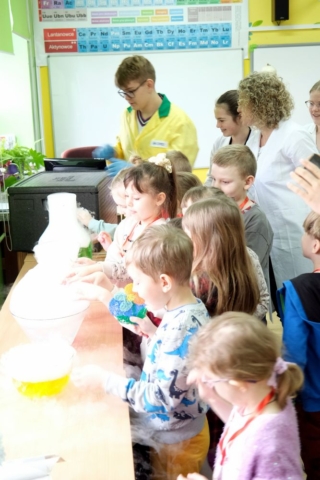 Zajęcia chemiczne prowadzone dla dzieci przedszkolnych