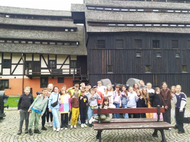 Grupa uczniów przed Muzeum Papiernictwa