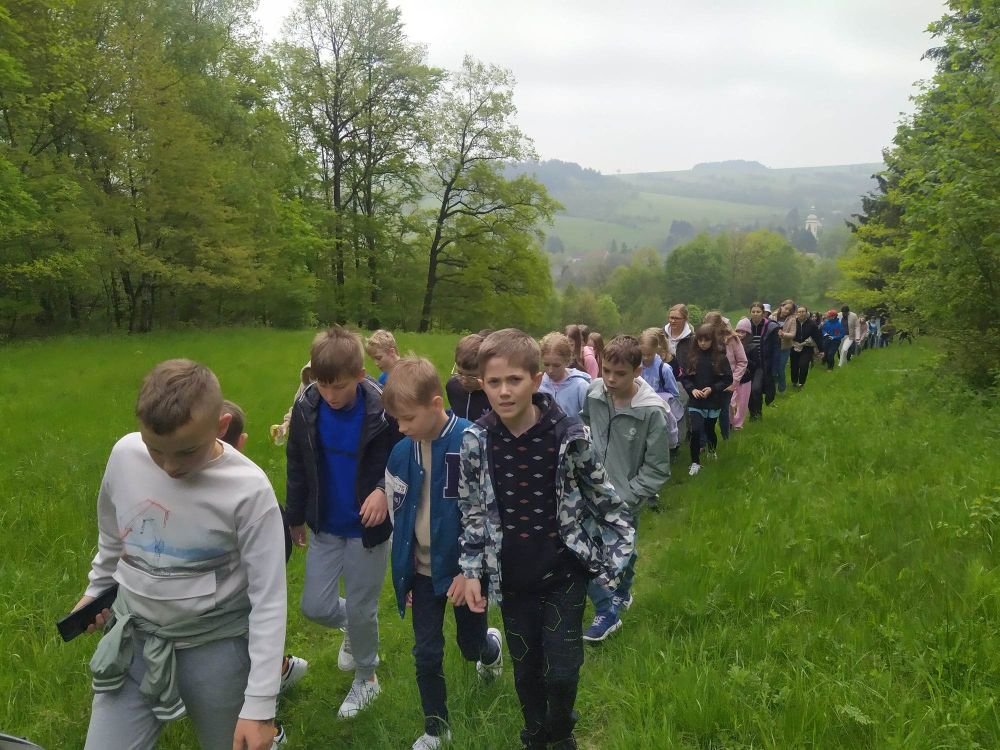Uczniowie podczas spaceru